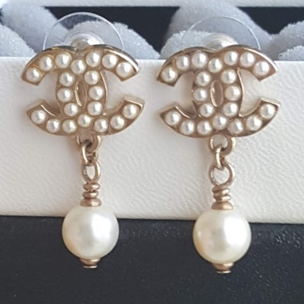 Chanel CC pearl drop earrings, gold.